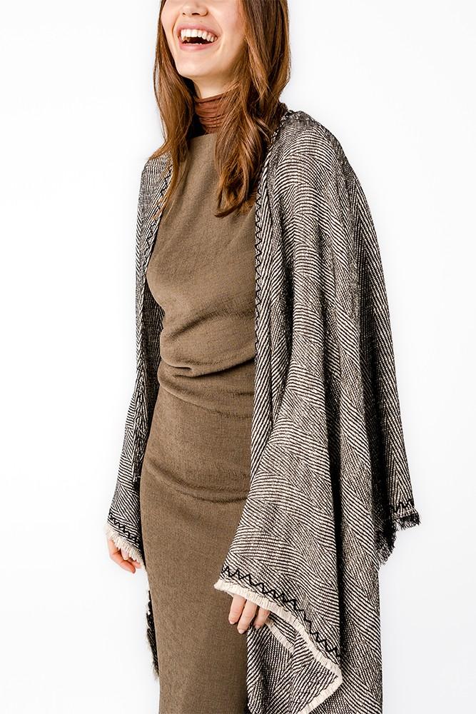 Abbacino Poncho con estampado lineal en negro Rebajas