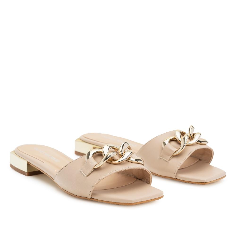 Andres machado Sandalia plana en piel beige con cadena