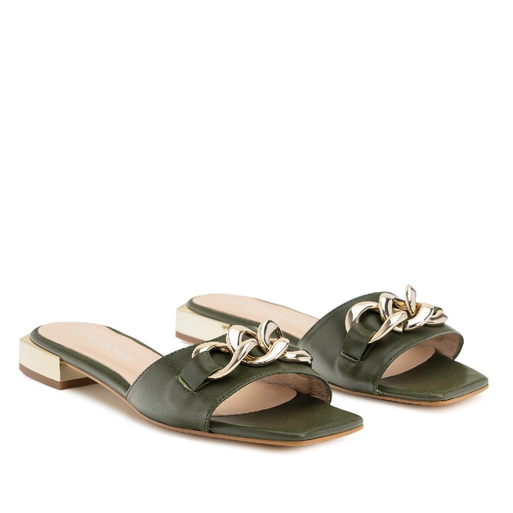 Andres machado Sandalia plana en piel kaki con cadena