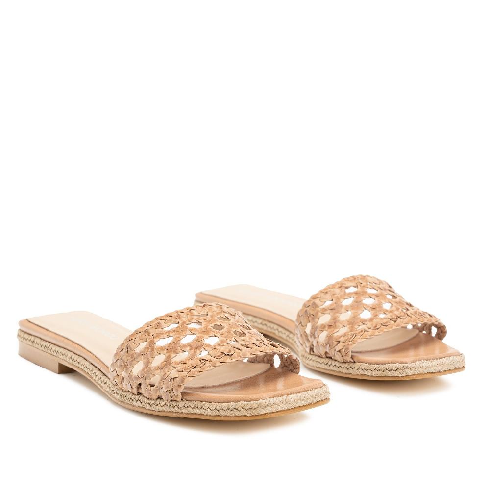 Andres machado Sandalia plana en piel trenzada beige