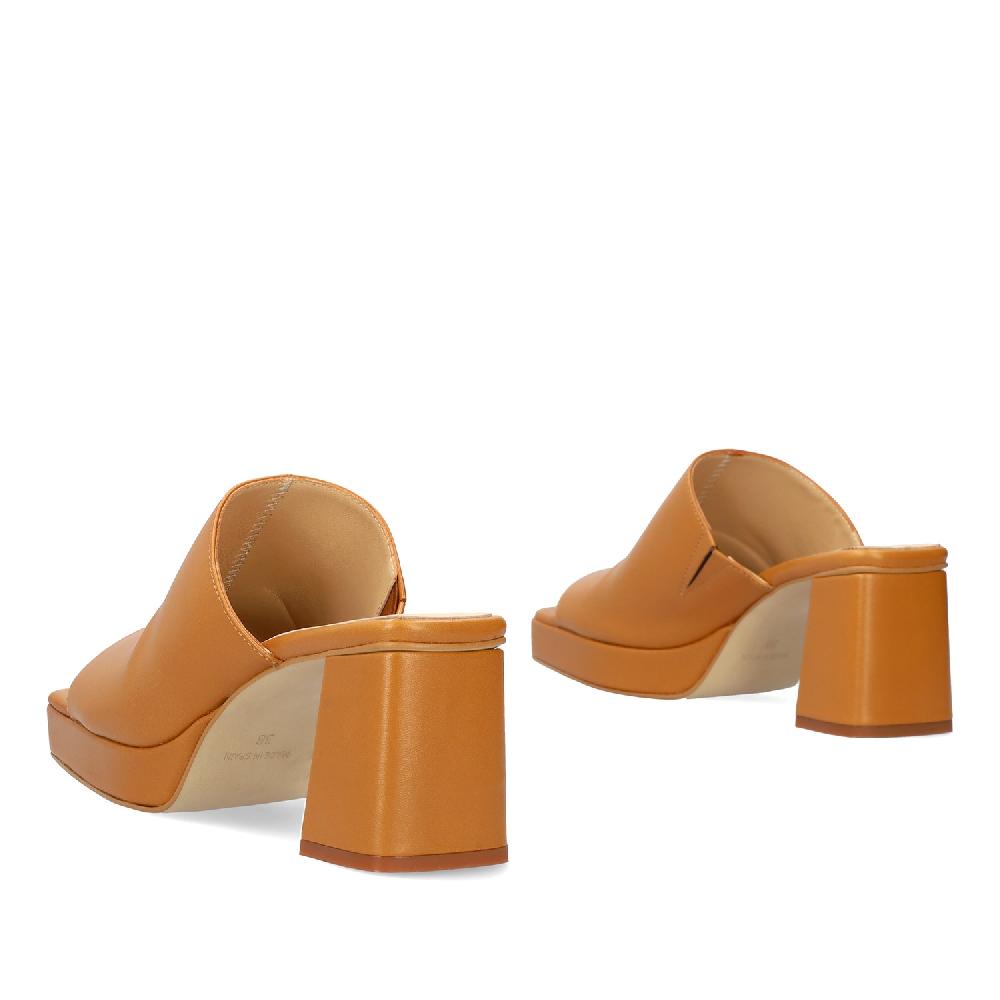 Andres machado Mule con tacón y plataforma en piel camel Liquidación