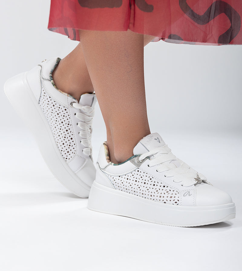 Anekke White Spotted Sneakers Tienda