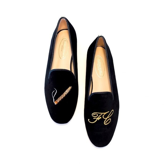 Calita Shoes L​OAFERS MEN BLACK VELVET CIGAR AND GOLDEN INITIALS Envío internacional gratuito