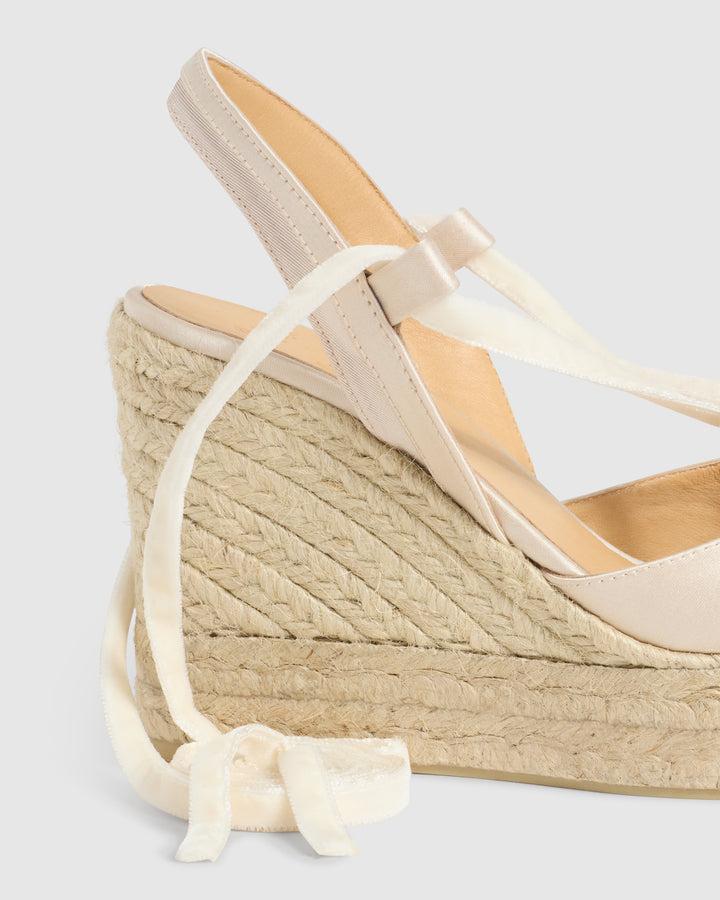 Castañer CASTAÑER | Diseñada por 'Casilda se casa' para Castañer. Las alpargata Casilda en raso certificado cierre con lazada y cuña de 11cm con doble plataforma Rebajas de fin de temporada