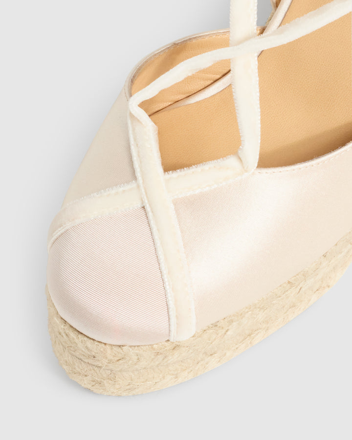 Castañer CASTAÑER | Diseñada por 'Casilda se casa' para Castañer. Las alpargata Casilda en raso certificado cierre con lazada y cuña de 11cm con doble plataforma Rebajas de fin de temporada