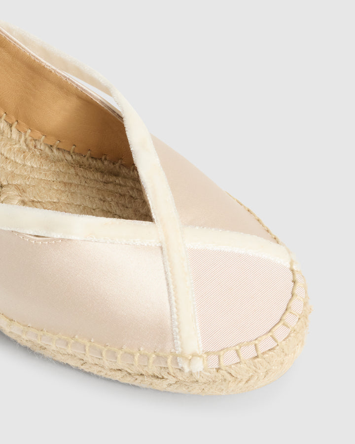 Castañer CASTAÑER | Diseñada por 'Casilda se casa' para Castañer. Alpargatas Sancha tipo bailarina en raso y cierre con lazada Devoluciones gratuitas