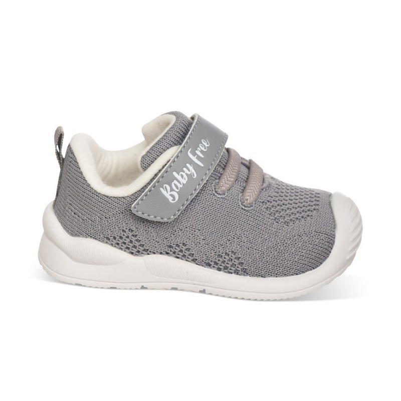 Chetto Deportiva gris con cierre de Velcro totalmente respetuosa por su gran comodidad y flexibildad
