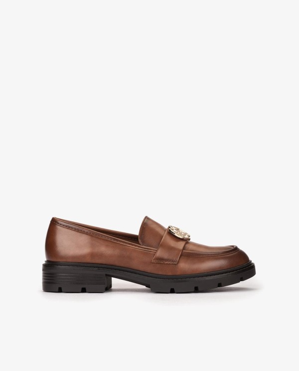 Cuplé MOCASÍN MARRÓN DE TECNOPIEL CON LOGO DORADO Tienda de fábrica