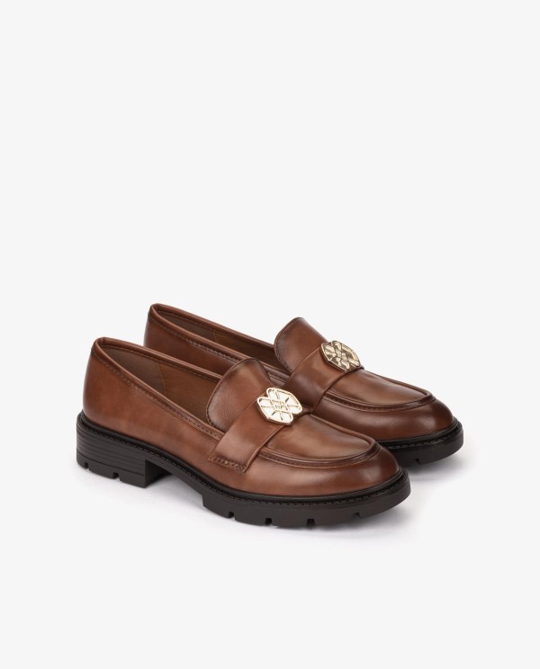 Cuplé MOCASÍN MARRÓN DE TECNOPIEL CON LOGO DORADO Tienda de fábrica