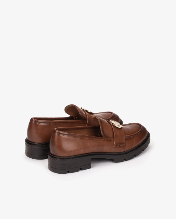Cuplé MOCASÍN MARRÓN DE TECNOPIEL CON LOGO DORADO Tienda de fábrica