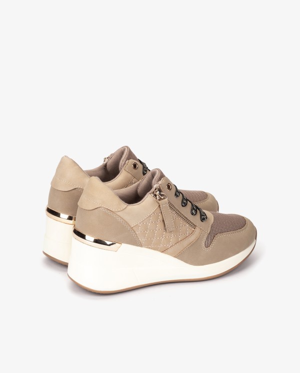 Cuplé DEPORTIVA BEIGE DE TECNOPIEL CON CUÑA Y CREMALLERA DECORATIVA En oferta