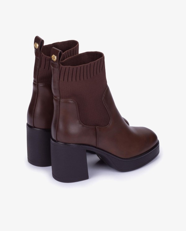 Cuplé BOTÍN TIPO CALCETÍN CON TACÓN EN TECNOPIEL MARRON Última moda