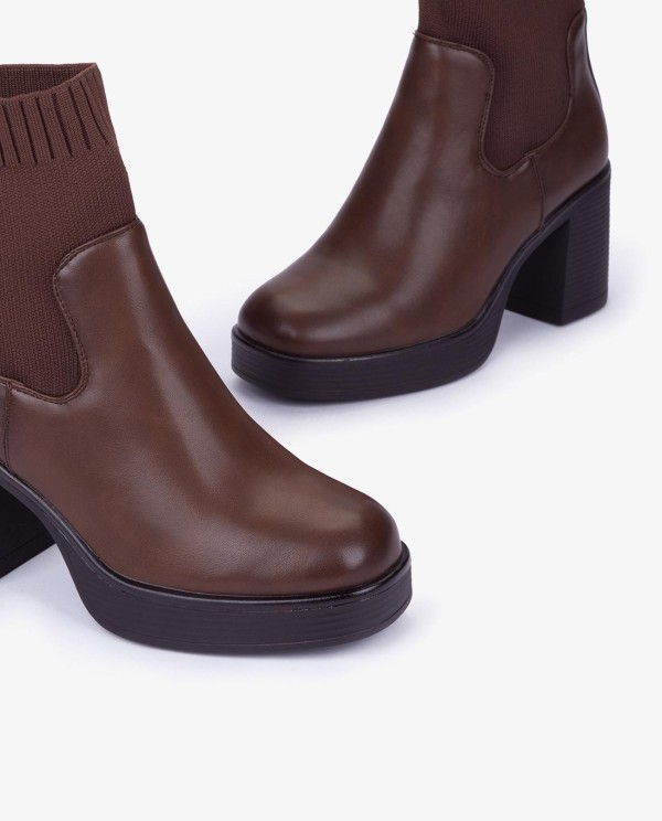 Cuplé BOTÍN TIPO CALCETÍN CON TACÓN EN TECNOPIEL MARRON Última moda