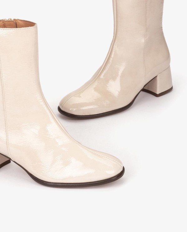 Cuplé BOTÍN DE CHAROL BEIGE CON TACÓN MEDIO Ofertas de temporada