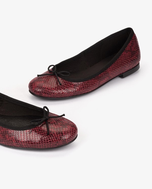 Cuplé BAILARINA BURDEOS DE TECNOPIEL CON ESTAMPADO SERPIENTE Y LAZO DECORATIVO Precio ultrabajo
