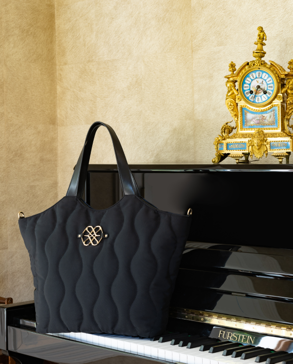 Cuplé SHOPPER ACOLCHADO DE NYLON NEGRO CON LOGO DORADO Y CORREA AJUSTABLE