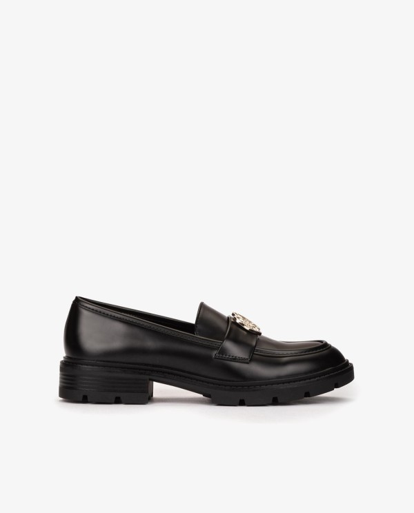 Cuplé MOCASÍN NEGRO DE TECNOPIEL CON LOGO DORADO