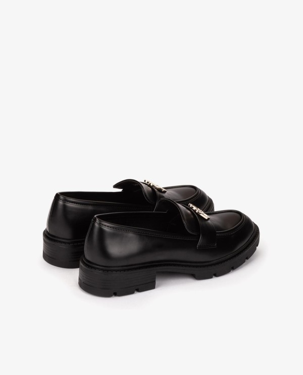 Cuplé MOCASÍN NEGRO DE TECNOPIEL CON LOGO DORADO Tienda