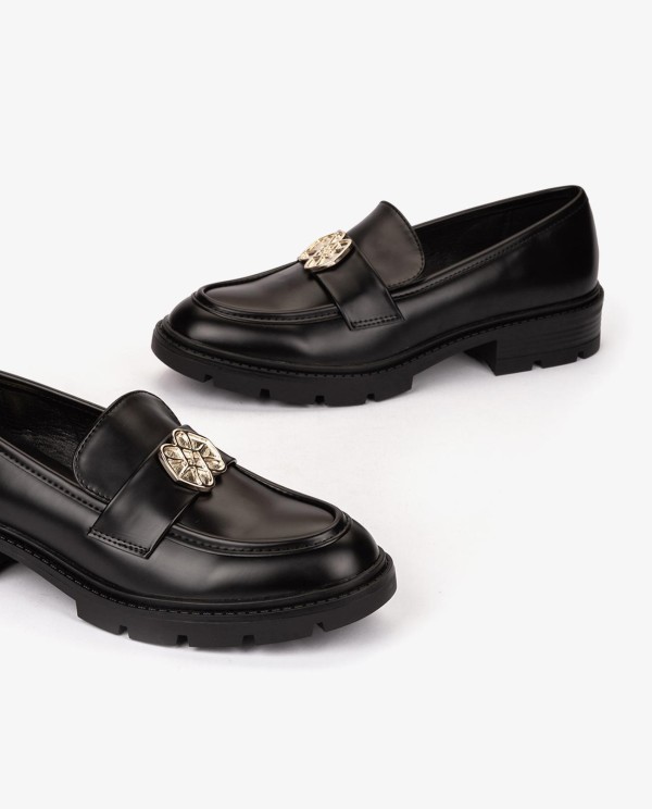 Cuplé MOCASÍN NEGRO DE TECNOPIEL CON LOGO DORADO Tienda