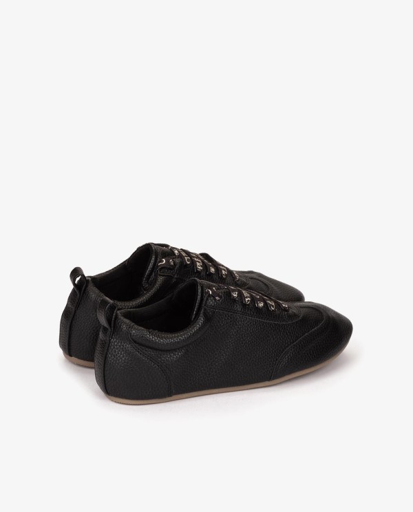 Cuplé ZAPATILLA NEGRA DE TECNOPIEL ESTILO GOLF Liquidación