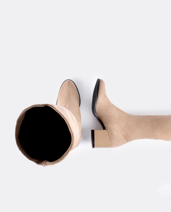 Cuplé BOTA MOSQUETERA BEIGE DE ULTRASUEDE ELÁSTICO CON TACÓN MEDIO Últimos 3 días