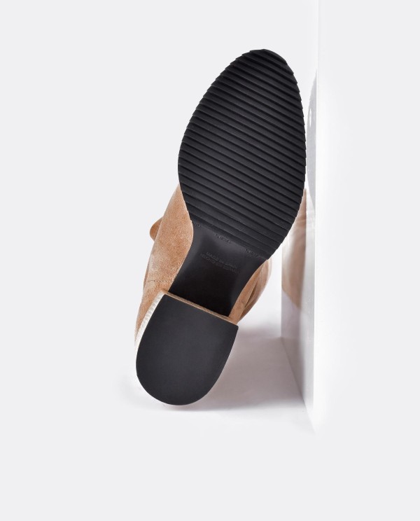 Cuplé BOTA MOSQUETERA BEIGE DE ULTRASUEDE ELÁSTICO CON TACÓN MEDIO Últimos 3 días