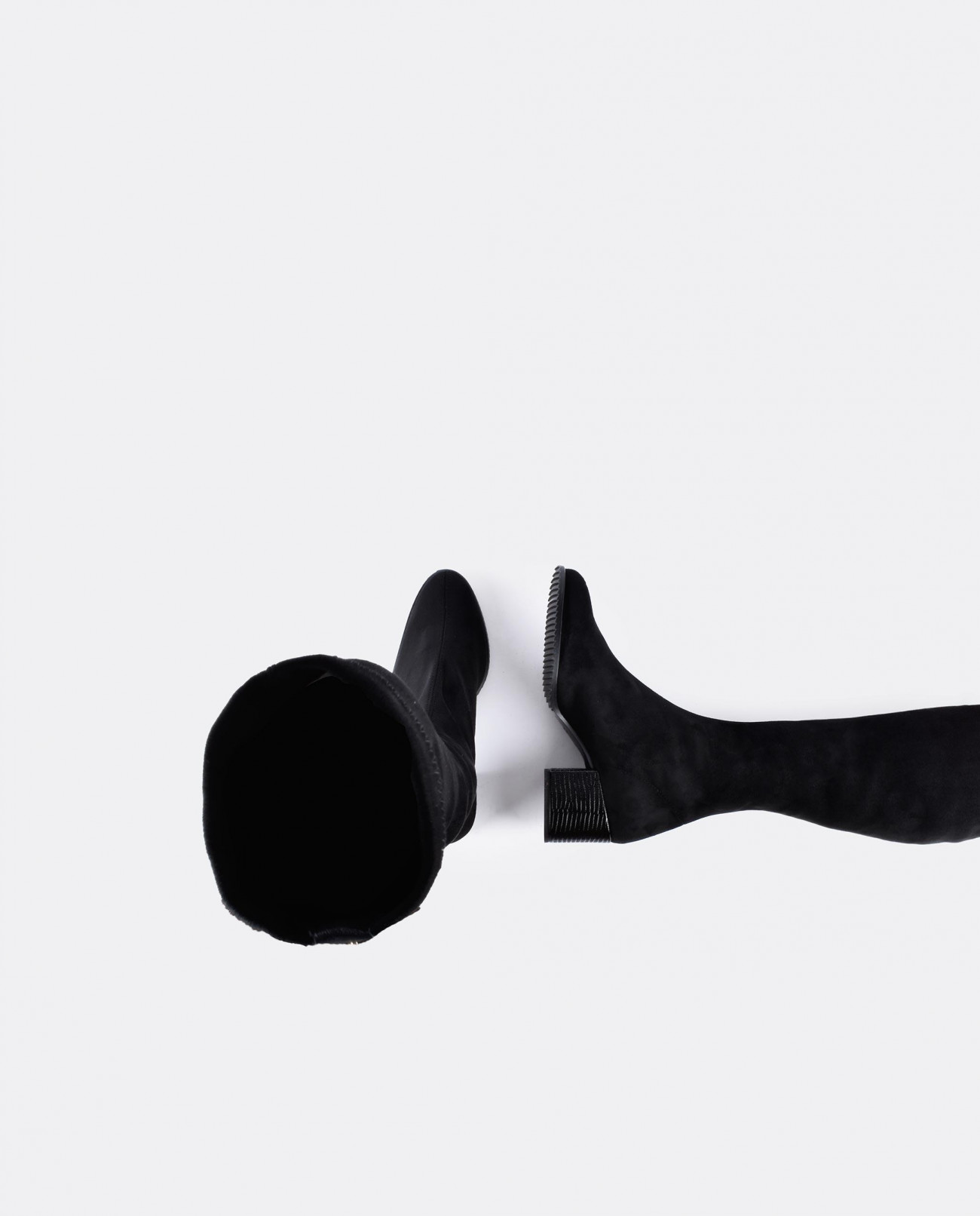 Cuplé BOTA MOSQUETERA NEGRO DE ULTRASUEDE ELÁSTICO CON TACÓN MEDIO COMPRAR AHORA
