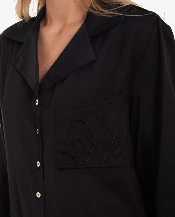 Cuplé CAMISA NEGRA SATINADA CON BOLSILLO Liquidación