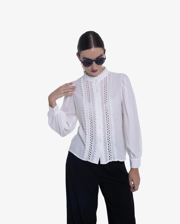 Cuplé CAMISA BLANCA DE RAYÓN CON PASAMANERÍA Y MANGAS ABULLONADAS