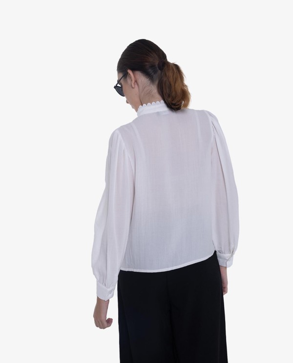 Cuplé CAMISA BLANCA DE RAYÓN CON PASAMANERÍA Y MANGAS ABULLONADAS Liquidación