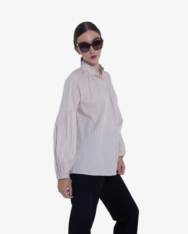 Cuplé CAMISA DE RAYAS VERTICALES BEIGE Y BLANCO CON CUELLO ALTO Ahorra y exporta