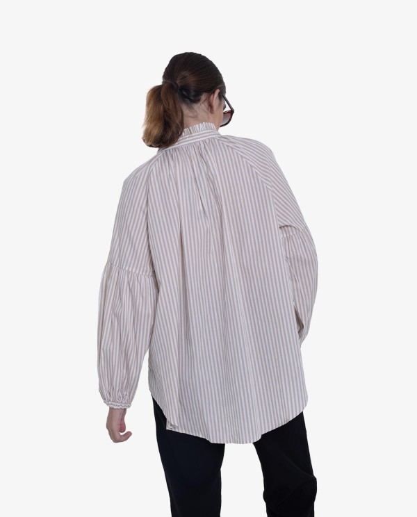 Cuplé CAMISA DE RAYAS VERTICALES BEIGE Y BLANCO CON CUELLO ALTO Ahorra y exporta
