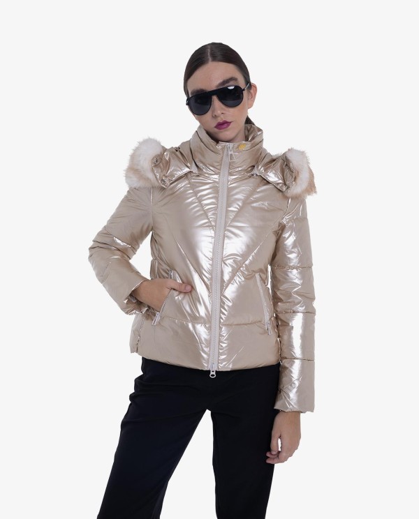Cuplé PARKA ACOLCHADA DE NYLON DORADA CON CAPUCHA Y DETALLES DE PELO