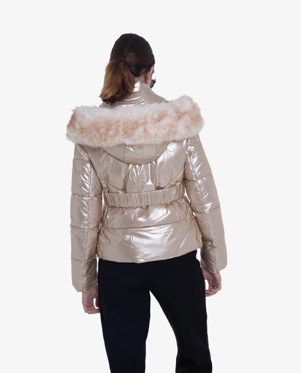 Cuplé PARKA ACOLCHADA DE NYLON DORADA CON CAPUCHA Y DETALLES DE PELO 2025