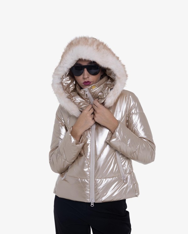 Cuplé PARKA ACOLCHADA DE NYLON DORADA CON CAPUCHA Y DETALLES DE PELO 2025