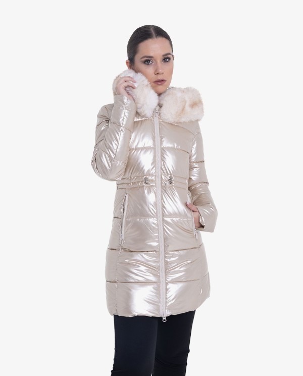 Cuplé PARKA LARGA DORADA ACOLCHADA DE NYLON CON CAPUCHA DE PELO