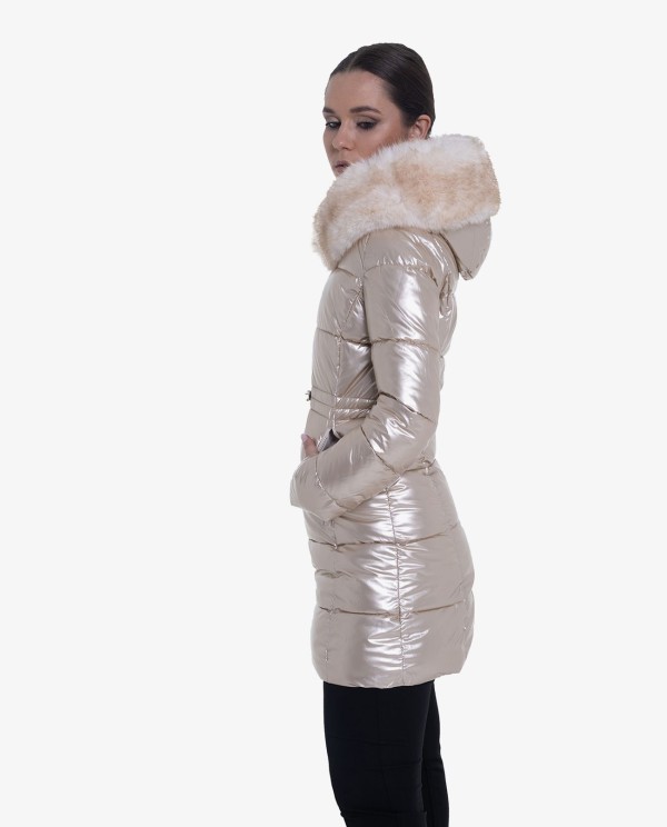 Cuplé PARKA LARGA DORADA ACOLCHADA DE NYLON CON CAPUCHA DE PELO Tienda de fábrica