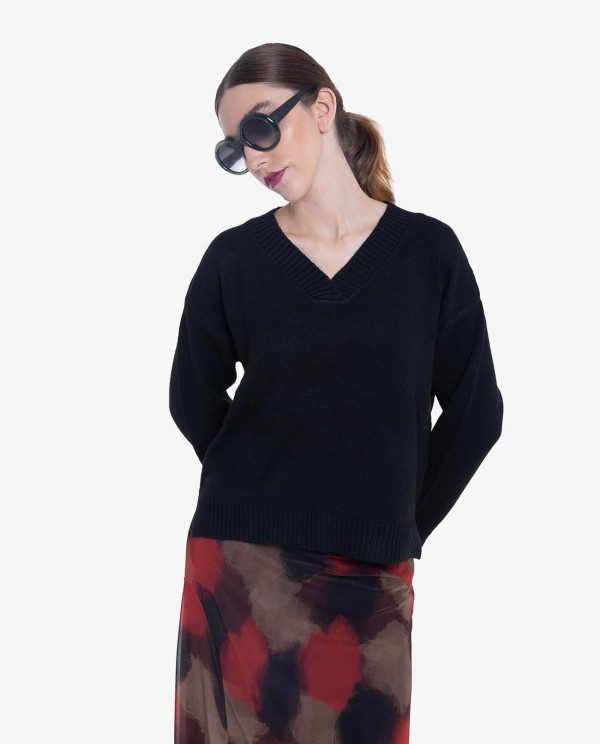 Cuplé JERSEY NEGRO DE PUNTO CON ESCOTE EN PICO Y CORTE HOLGADO
