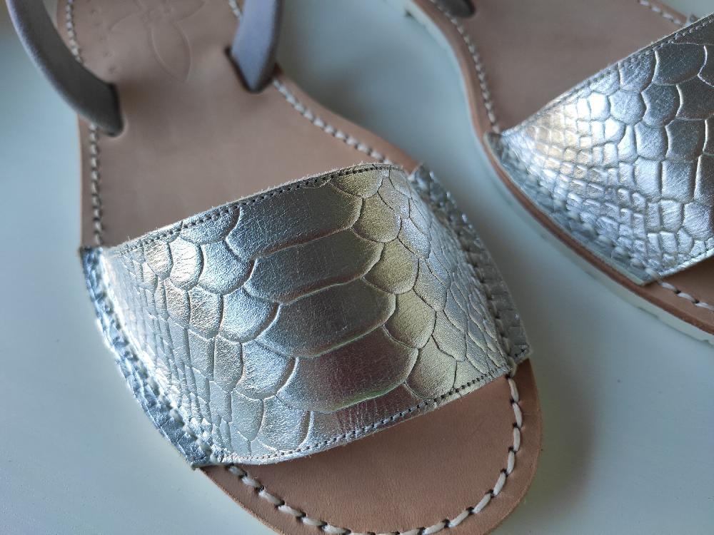 Del rio london Metallic snake embossed sandals silver Ahorra y exporta