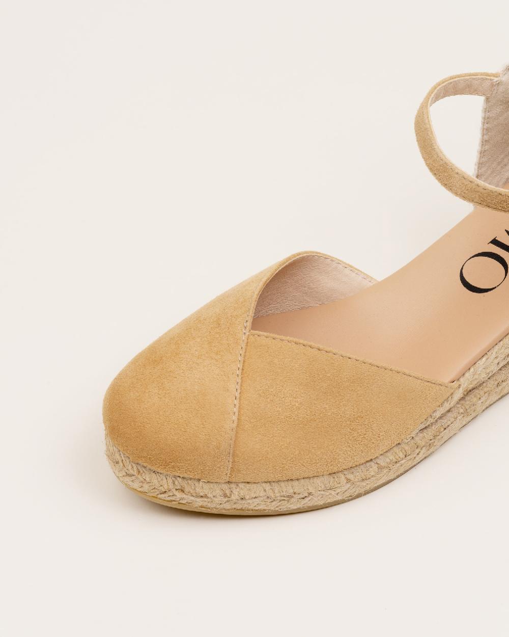 Gaimo espadrilles Copita CamelloAlpargatas de cuña en piel con escote pico Envío internacional gratuito