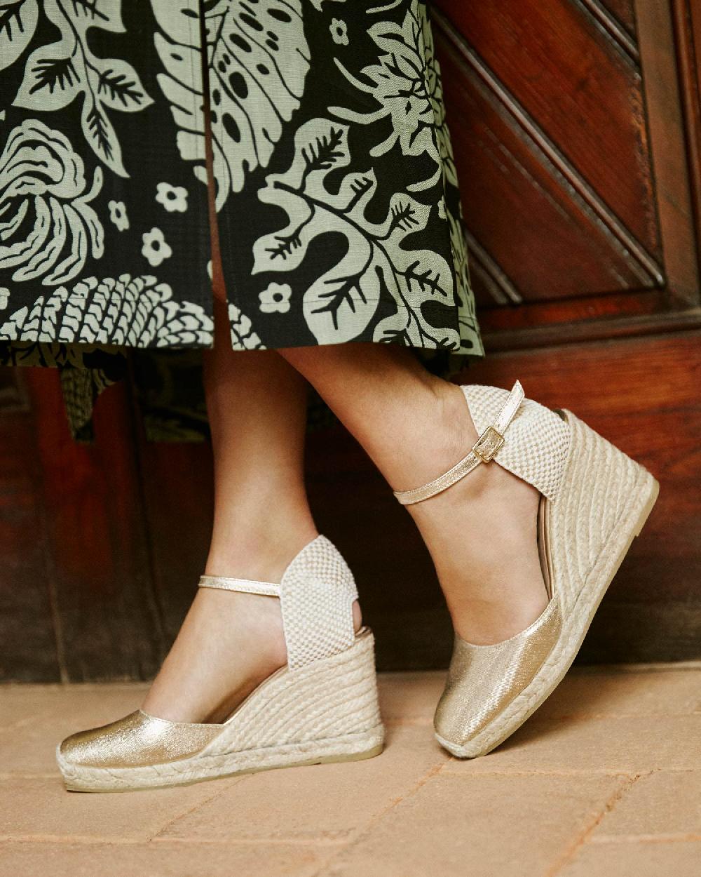 Gaimo espadrilles Yosie7 CarraraAlpargatas de cuña en piel grabada con punta cuadrada Devoluciones gratuitas