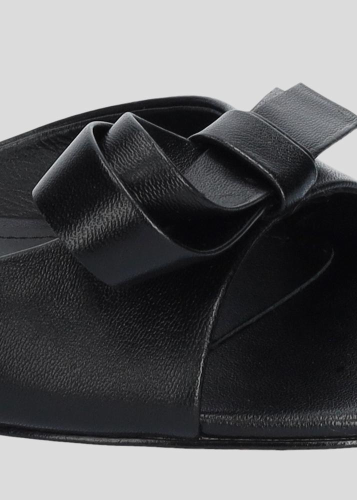 lola cruz LINDA FLATS Solo hoy
