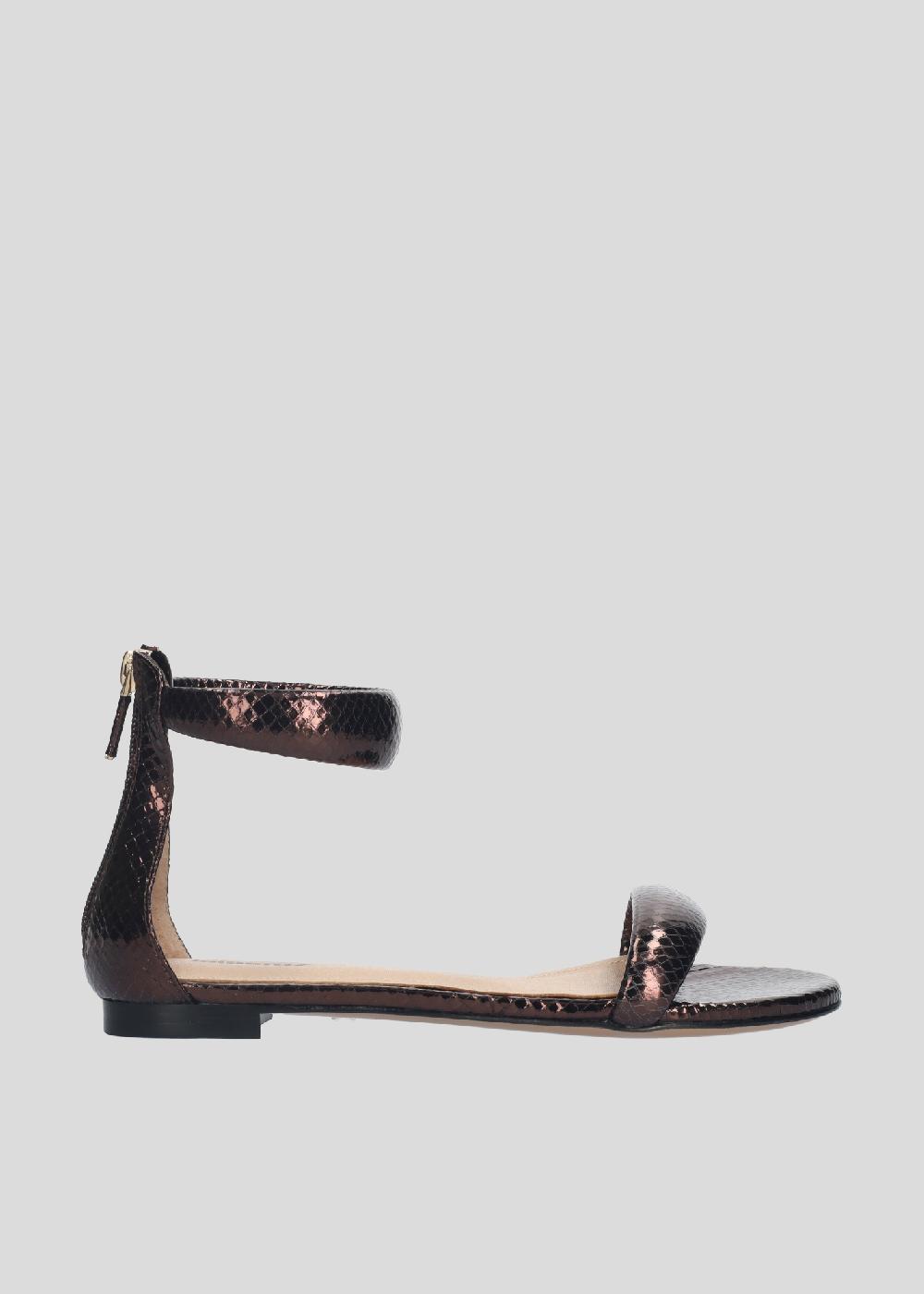 lola cruz AMY FLAT
