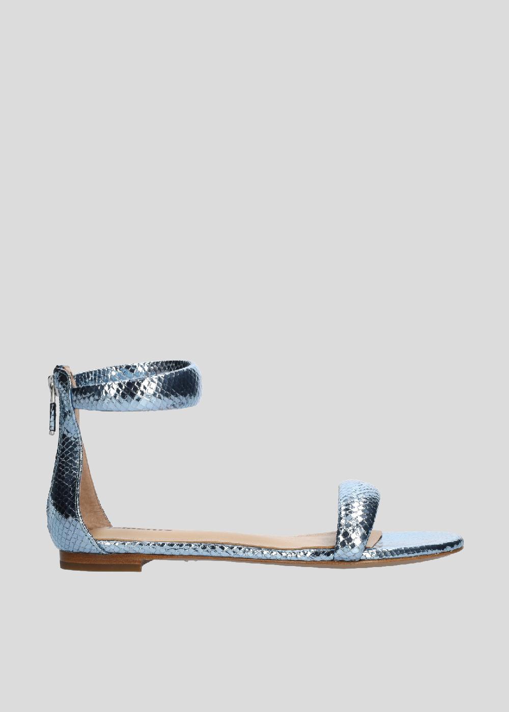 lola cruz AMY FLAT