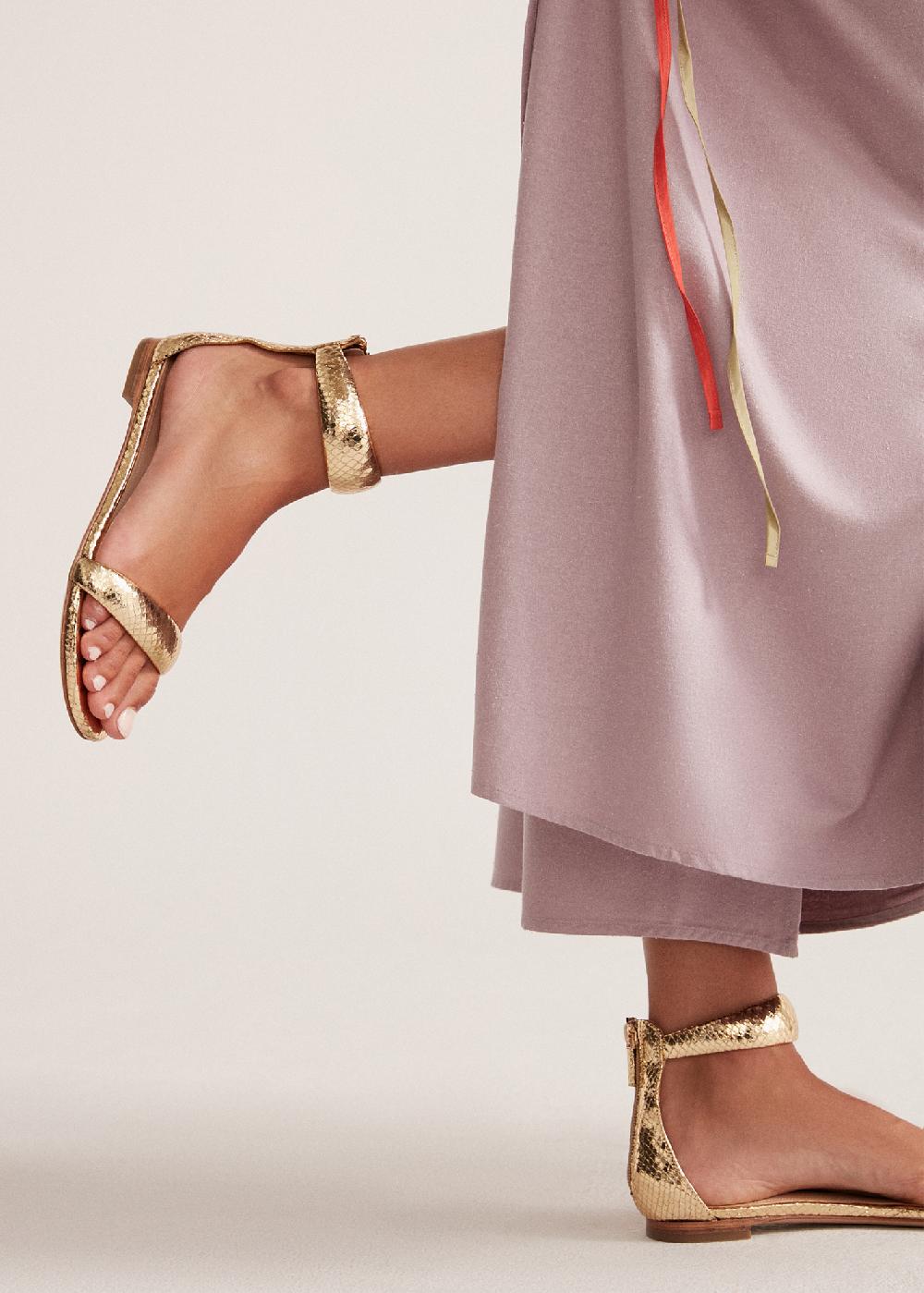 lola cruz AMY FLAT