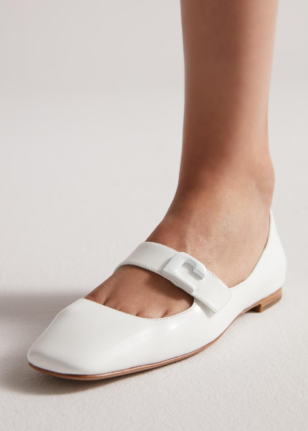 lola cruz LOLA FLAT