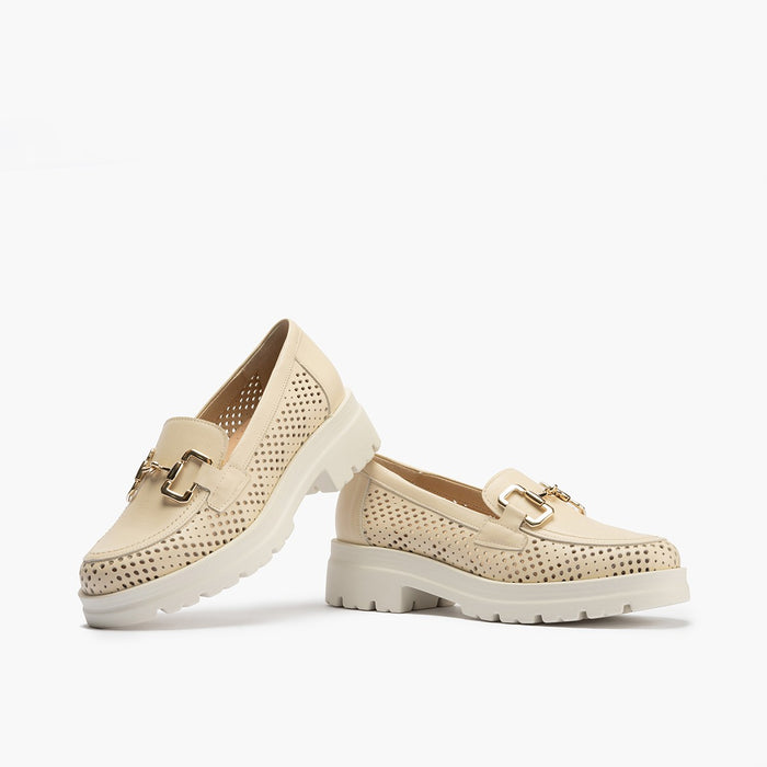 pitillos Mocasines de mujer en piel picada con adorno de estribo y tacón bloque CREMA Envío gratis
