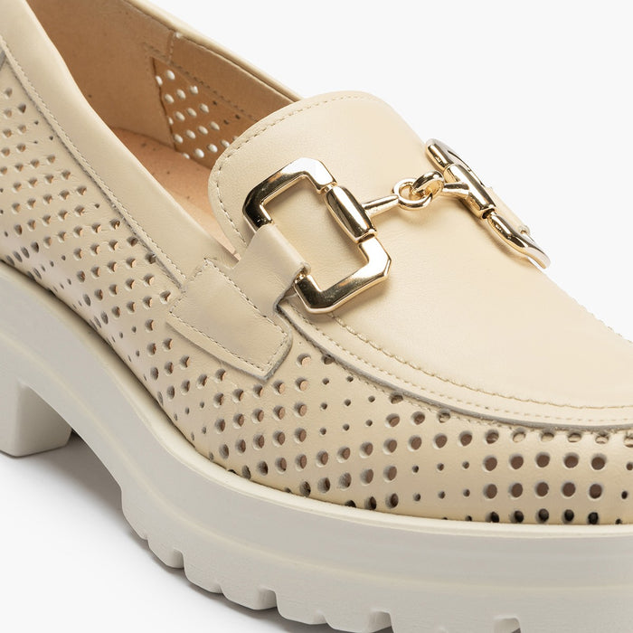 pitillos Mocasines de mujer en piel picada con adorno de estribo y tacón bloque CREMA Envío gratis