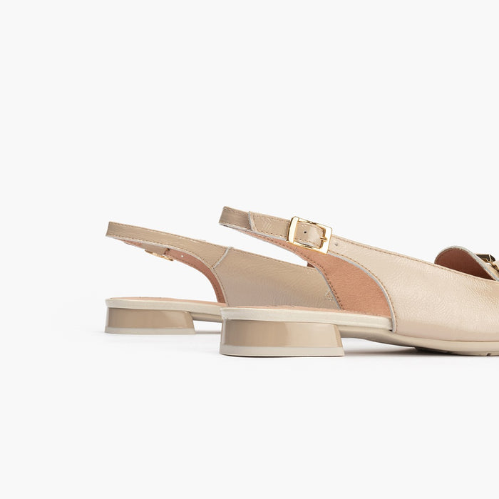 pitillos Mocasines de mujer en piel lamianda con adorno cadena metálica CREMA Últimos 3 días