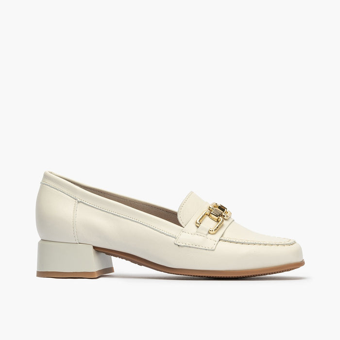 pitillos Mocasines de mujer en piel y adorno cadena metálica y tacón BLANCO Último día